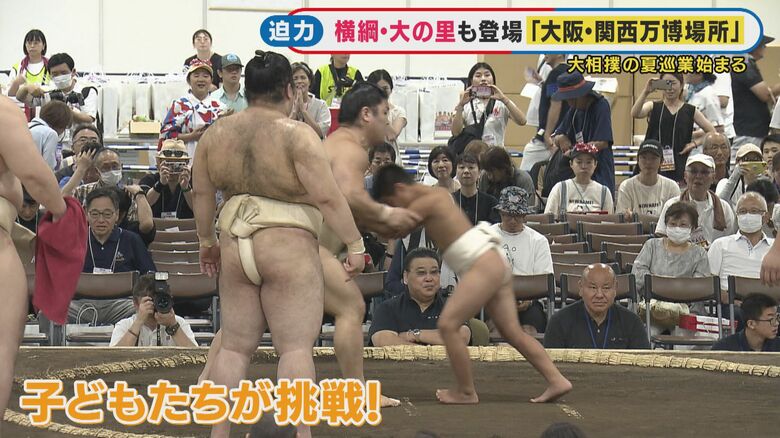 子供たちが力士に挑戦