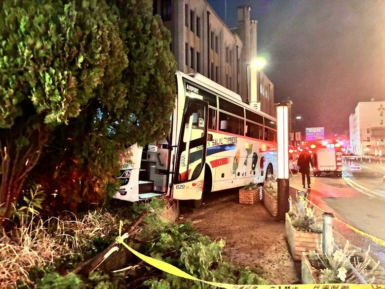 事故を起こした大型バス（7日午後10時ごろ）