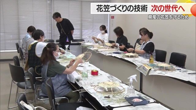 スポーツセンター内の会場に、9月に新設された「花笠づくりコース」の参加者が集まる