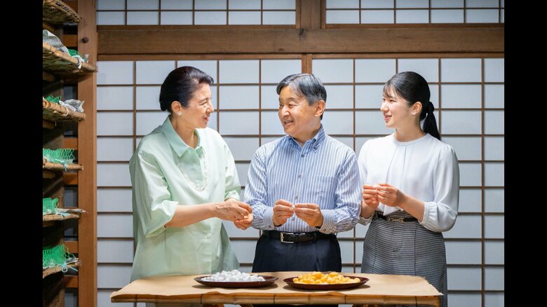 両陛下と愛子さまは、和やかな雰囲気で、御養蚕に臨まれた（宮内庁提供）