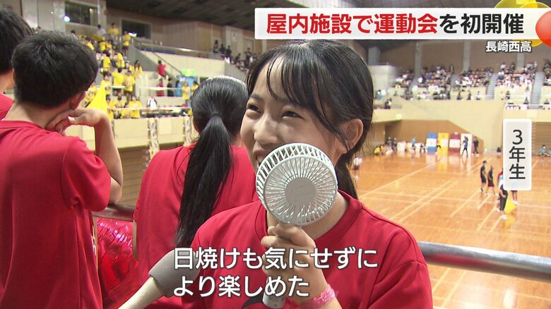 屋内で涼しげな3年生