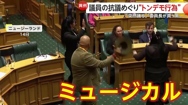 両目を見開き、突然大声を上げて恐ろしい形相で歌い出した女性議員