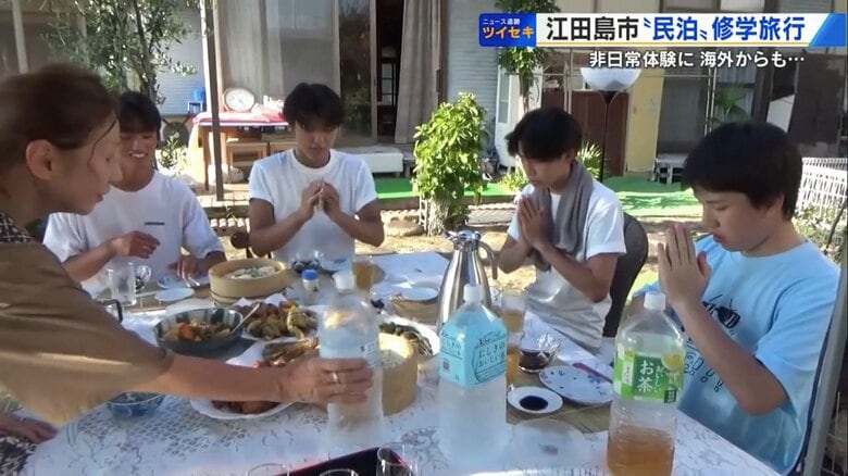 小田さんの庭で食事を楽しむ修学旅行生