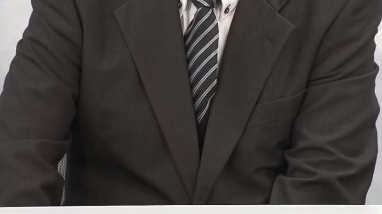 記者会見する被害者の父