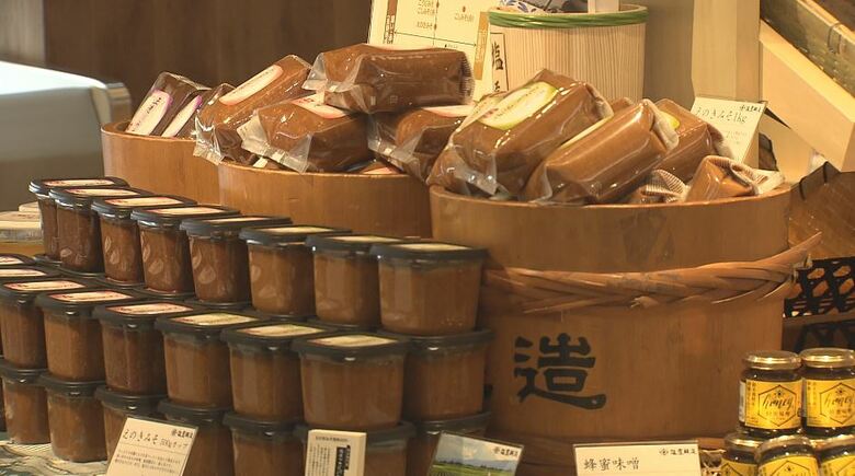 1階の「SUZAKA蔵」に入る「須坂市ブース　畑と台所」に並ぶみそ