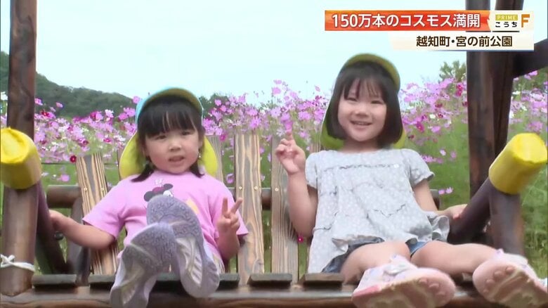 ブランコに揺られて笑顔を見せる園児たち