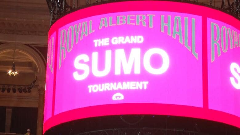 どの座席の観客でも力士の動きを追えるよう屋形の上に回転式スクリーンを設置