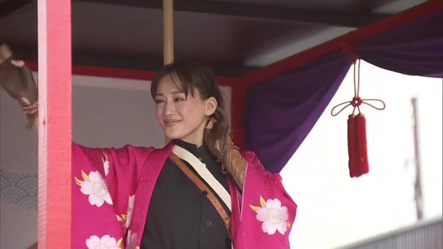 沿道に手を振る綾瀬はるかさん