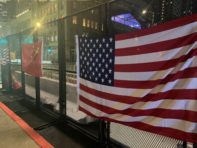 会場近くにはアメリカと中国の国旗がいくつも掲げられていた