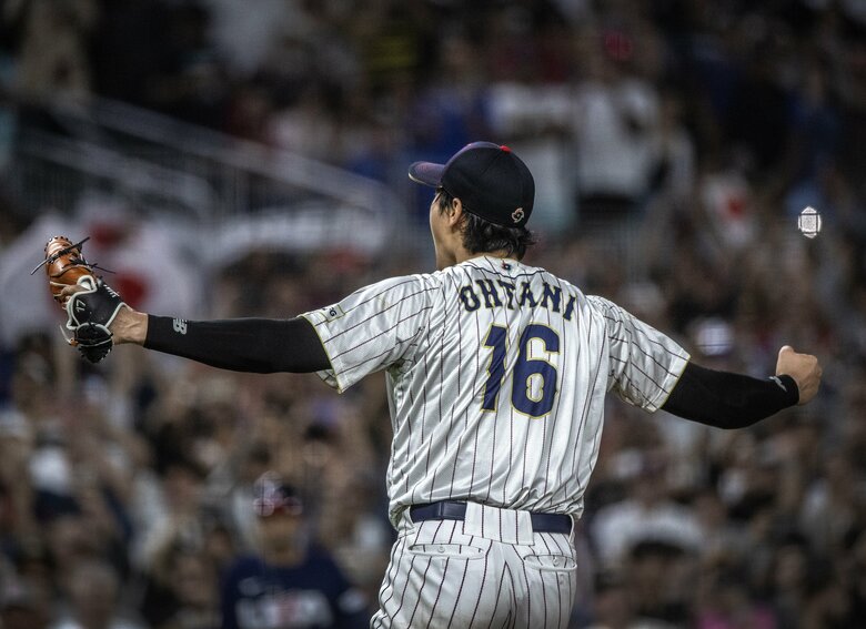 WBC決勝で最後の打者を打ち取り勝利の雄叫びをあげる大谷翔平(29)　（写真：EPA＝時事）