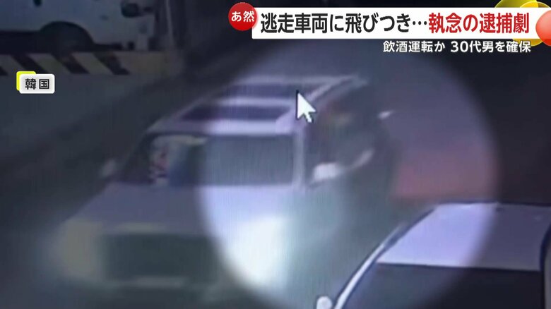 パトカーから飛び出し、車に駆け寄った2人の警察官