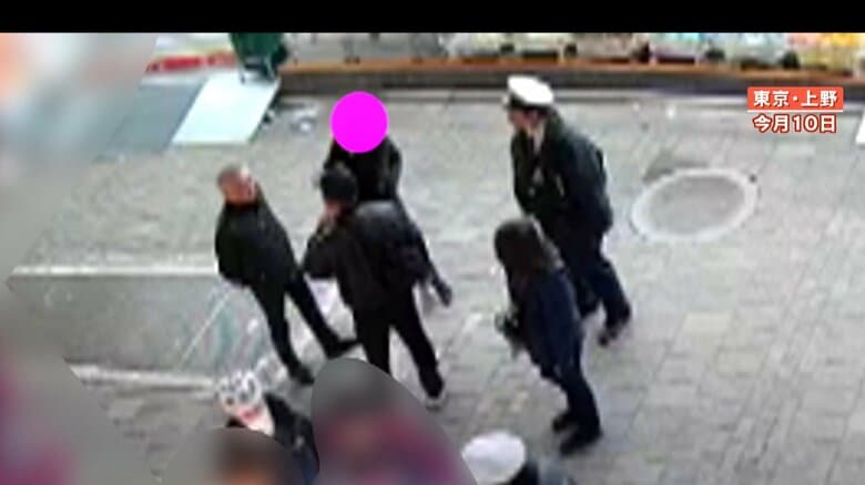 男性と話す宝島さんと、数人の警察官