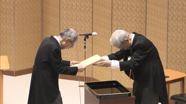 日本学士院賞授賞式での硤合憲三氏（写真左、2025年）