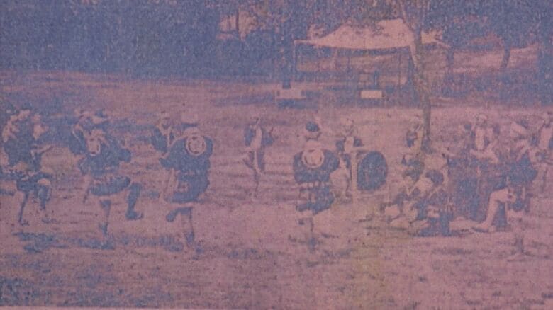 寺で戦没者の慰霊祭をした後、踊っていたという