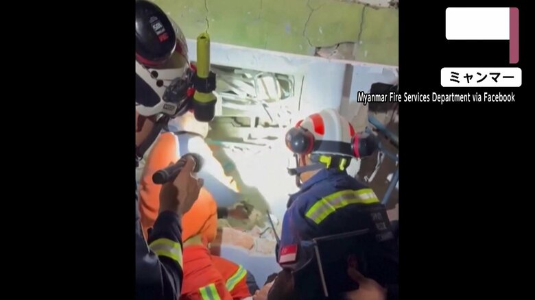 がれきの隙間に男性の姿を発見した捜索チーム