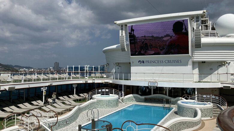 屋外プールは大型スクリーンがある