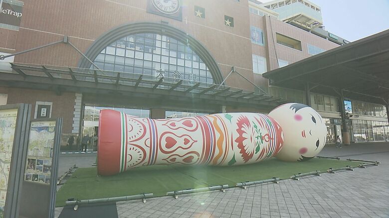 大分駅前に巨大こけし