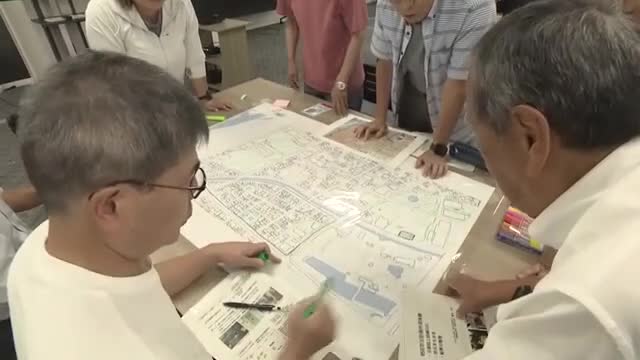 自主防災組織の役割学ぶリーダー研修　災害時の危険個所を地図に書き込み現地の状況を確認