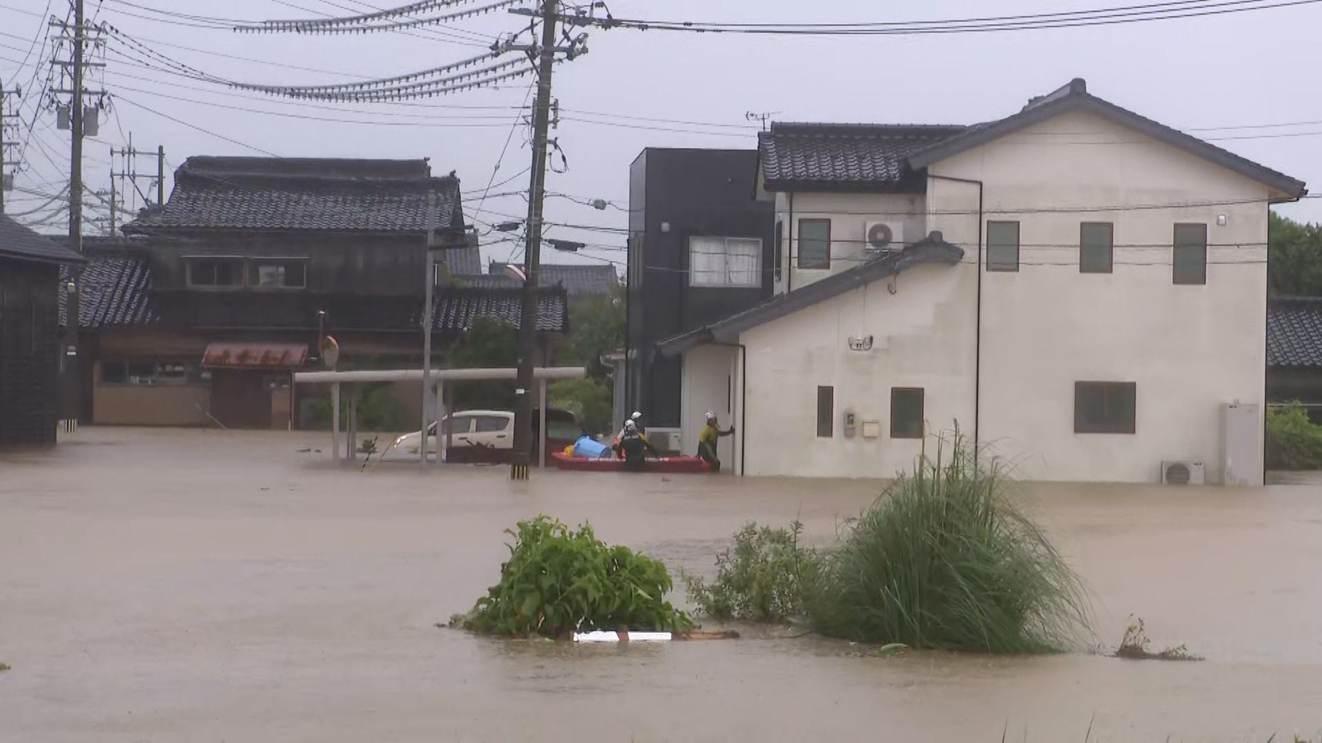 【中継】道路冠水し複数の住民が取り残される 車も水没し消防がボートで救助へ レベル5大雨特別警報の石川県羽咋市