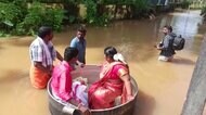 インドで洪水...街をのむ 懸命に日常を守る動きも