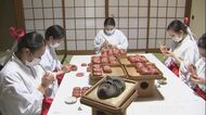 飾ると厄吸い取り黒ずむとされる…祈祷客へ配られる『厄除け面』作りが本格化 石川・安宅住吉神社