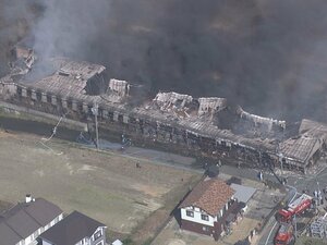 黒煙立ち上り屋根が崩落…鉄骨平屋建ての倉庫・約1千平米が全焼 プラスチック製のパレットなど保管
