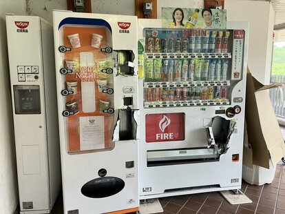 自販機9台」破壊する大胆犯行 現金が盗まれる被害続発 公園クラブハウスの「窓ガラス24枚」割られる被害も｜FNNプライムオンライン