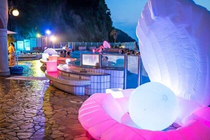 ナイトプールに行く目的とは?行ってよかった&楽しめなかった理由を男女200人にアンケート調査!