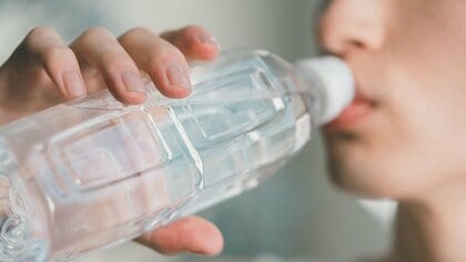口内の菌が逆流…「ペットボトルの直飲み」で中身が腐っていく仕組みと、菌の増殖を抑えるためにできる工夫