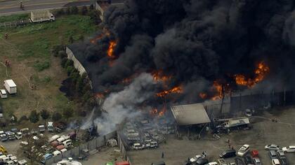 【速報】資材置き場で火事　黒煙が上空まで立ち上り激しく燃える　けが人の情報なし　茨城・坂東市