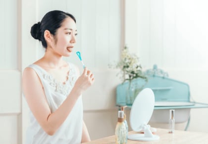 舌苔が気になる?48.3%の人がケアせず放置! 改善策は?!