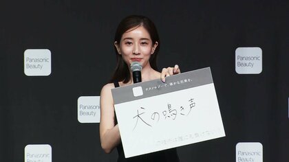 田中みな実“美背中”披露のセクシー黒ドレスで登場…超絶リアルな”鳴きマネ”とのギャップで会場がとんでもない空気に