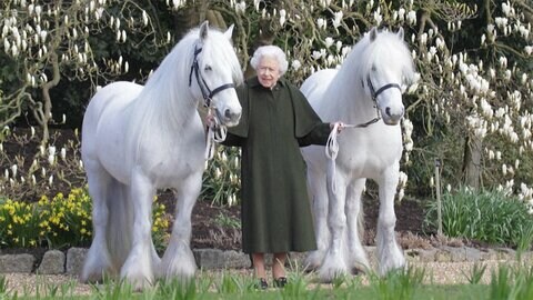 エリザベス女王 96歳誕生日　英で祝賀ムード