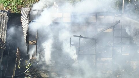 住宅火災で焼け跡から3人の遺体　4歳～13歳子ども4人と連絡取れず　2人けが　現場で破裂音も　周辺3軒に延焼　三重