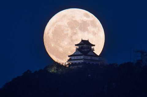 岐阜城の背景の 満月 が巨大すぎない 幻想的な写真の撮り方を聞いてみた