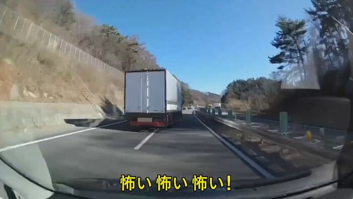 急ハンドルで車線を変更 提供:視聴者