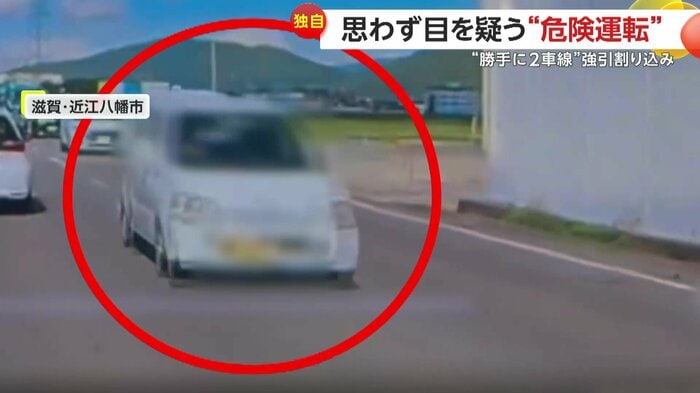 センターラインに沿って走る白い車（提供：池内さん）