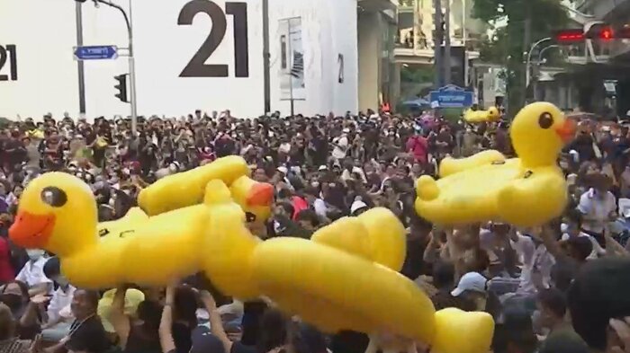 アヒルの浮き輪で対抗するデモ隊