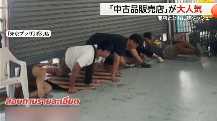 這いずりながら店内へと入る客