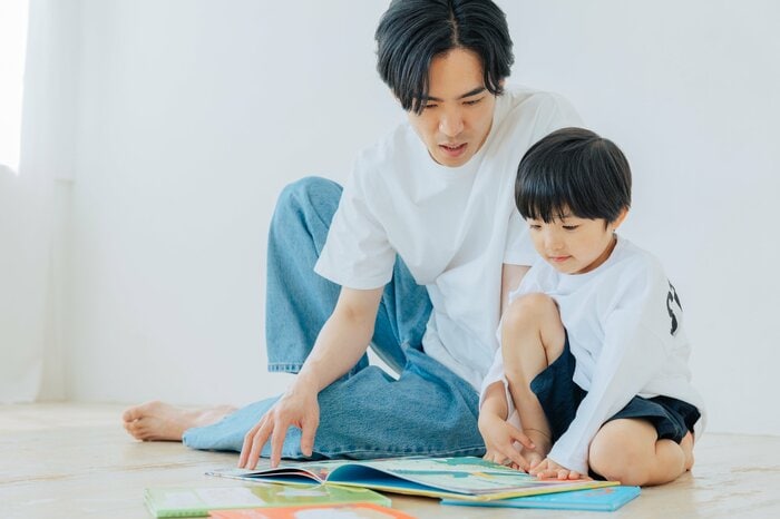 絵本はわが子と「一緒に読む」という視点も大事（画像：イメージ）