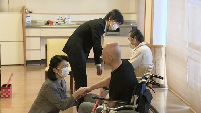 盲養護老人ホーム「星光の里」で入居者と交流される秋篠宮ご夫妻