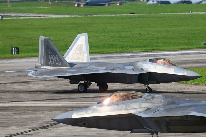 沖縄・嘉手納基地に展開した"世界最強"のF-22Aラプター・ステルス戦闘機(撮影:久場悟氏・5月6日)