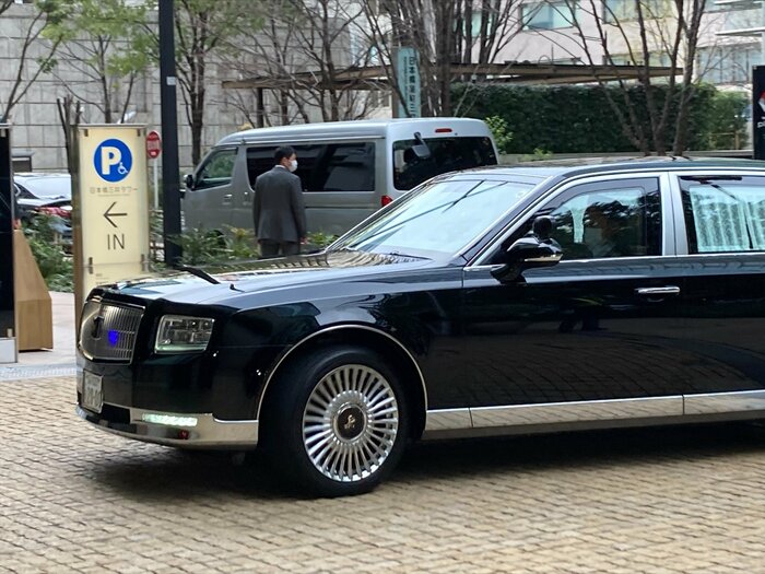 都内のホテルに入る岸田首相の車