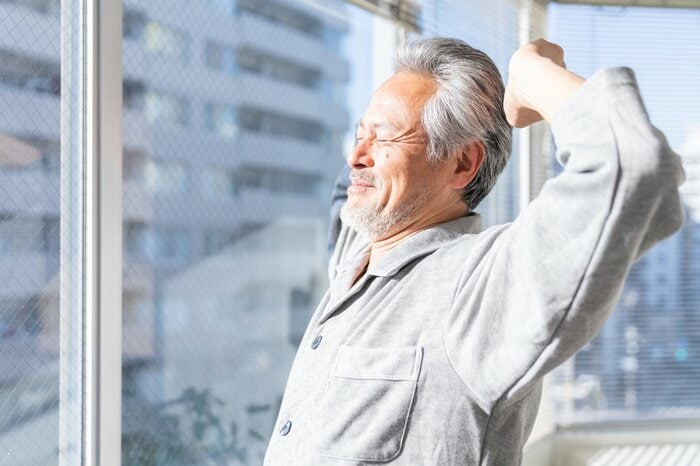 起きる時間や寝る時間などは一定に保ってみよう（画像：イメージ）