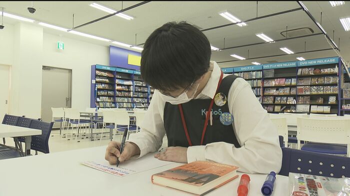 書店員が思いを込めて書いているポップ