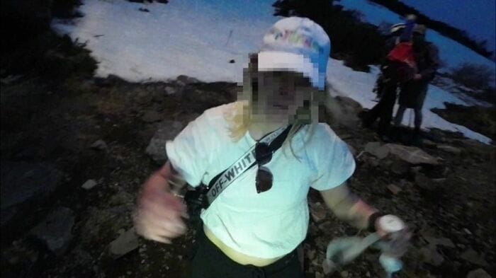 女性は半袖やキャップという山に不似合いな恰好だった(北海道警察のXより)