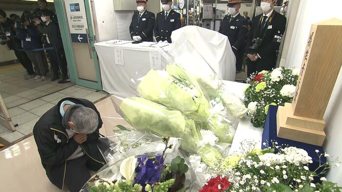 東京メトロ霞ヶ関駅の献花台に訪れる人(20日)