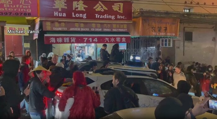 襲撃された自動運転タクシー(提供:Michael Vandi)