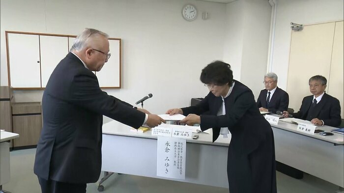 報告書を提出する検証委(3月29日)