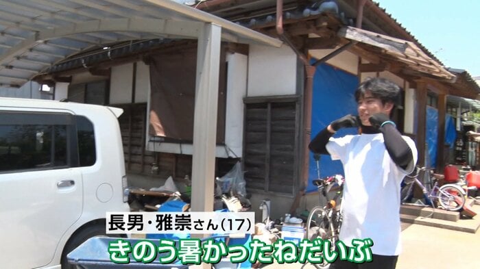 父と一緒に瓦の撤去作業を行う長男・雅崇さん